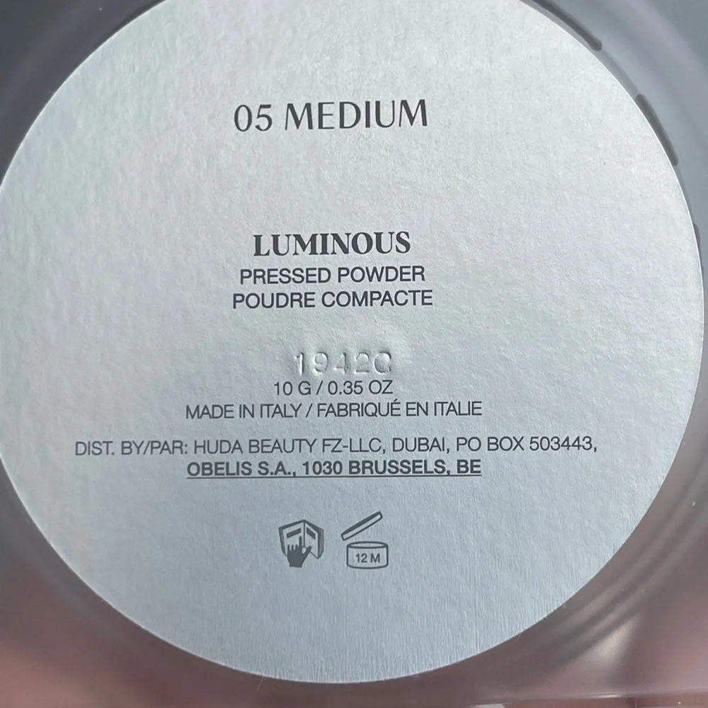 HUDA BEAUTY GloWish Luminous Pressed Powder In 05 Medium